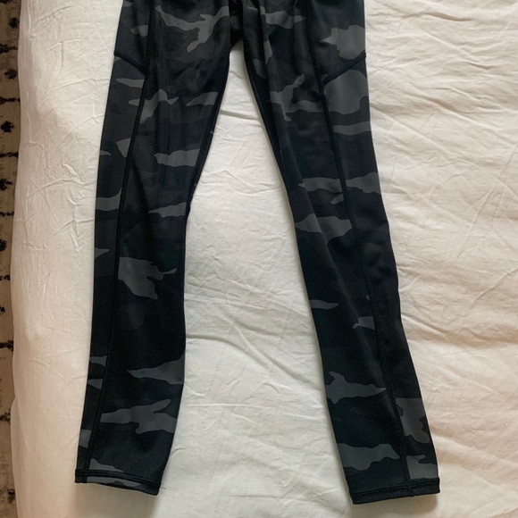 Athleta Camo Contender 7/8 Tight in Powerlift - Picture 5 of 7